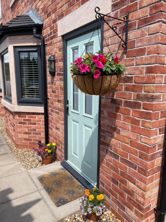 Abbey'S Inn Cheadle  Exterior photo
